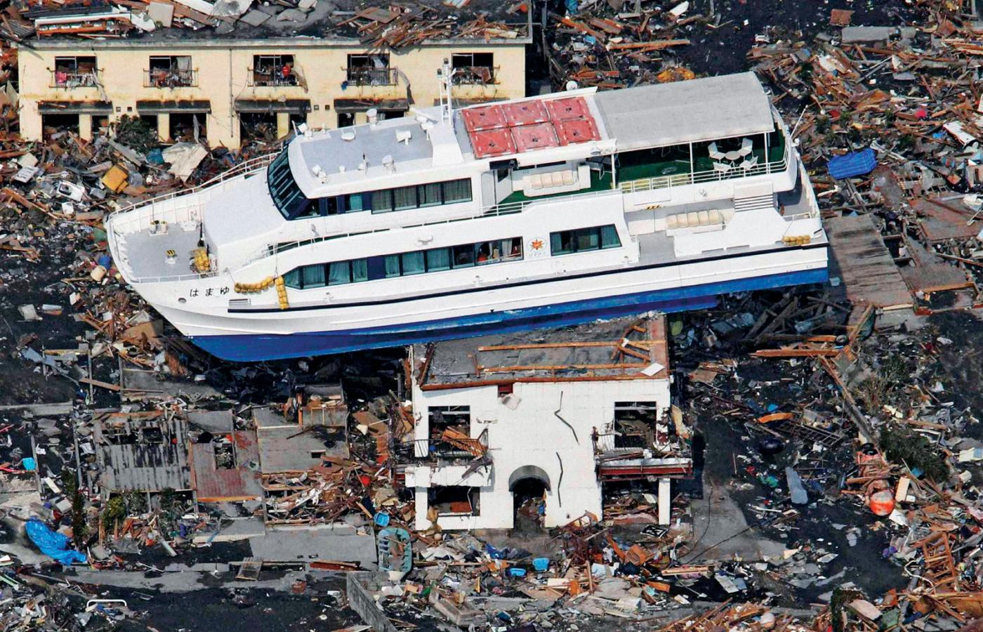 Ziemia zadrżała z siłą 9 st. w skali Richtera, wstrząsy były blisko tysiąc razy silniejsze od tych, które w styczniu 1995 r. spustoszyły Osakę i Kobe.