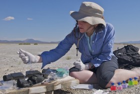 Felisa Wolfe-Simon podczas zbierania próbek mułu nad jeziorem Mono w Kalifornii.