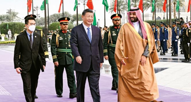Chiny już w grudniu przejęły patronat nad rozmowami Rijadu i Teheranu. Na fot.: Xi Jinping oraz Mohammed bin Salman.