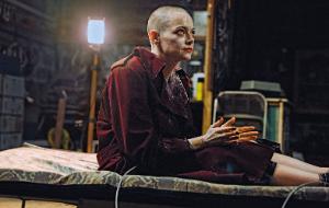 Emma Stone, od paru lat nieodłączna muza Lanthimosa. W„Bugonii” gra zimną szefową korporacji, która zostaje porwana.