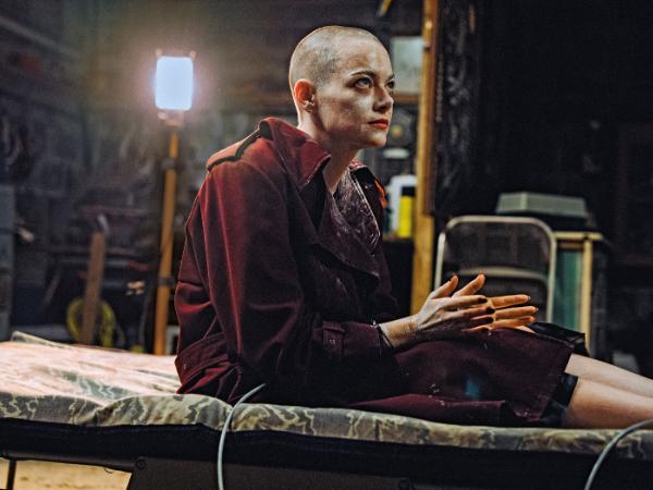 Emma Stone, od paru lat nieodłączna muza Lanthimosa. W „Bugonii” gra zimną szefową korporacji, która zostaje porwana.