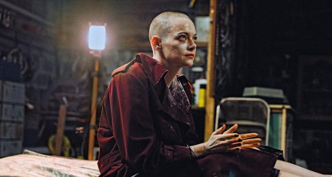 Emma Stone, od paru lat nieodłączna muza Lanthimosa. W „Bugonii” gra zimną szefową korporacji, która zostaje porwana.