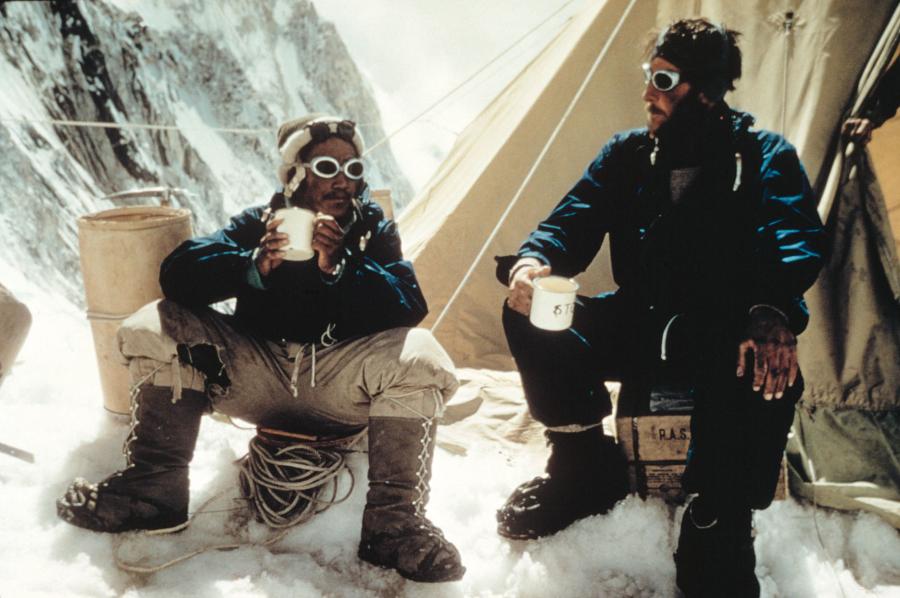 Szerpa Tenzig Norgay i Edmund Hillary przy „zwycięskiej herbatce” tuż po pierwszym w historii zdobyciu Mount Everestu w 1953 r.