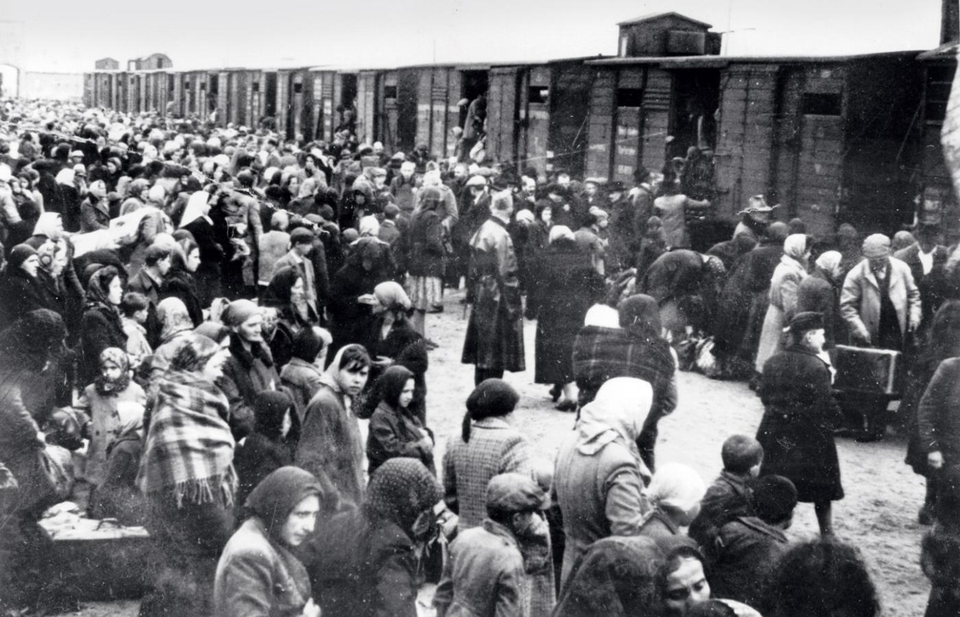 Transport węgierskich Żydów na rampie obozu koncentracyjnego w Auschwitz, 1944 r.