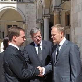 Spotkanie pełniącego obowiązki prezydenta Bronisława Komorowskiego, premiera Donalda Tuska i prezydenta Rosji Dimitrija Miedwiediewa na Wawelu w kwietniu 2010 r. Politycy przybyli do Krakowa na pogrzeb prezydenckiej pary.