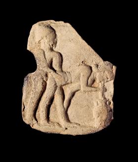 Picie piwa już w starożytnym Babilonie łączyło się z zabawą i erotyką. Terakota, 1800 p.n.e.