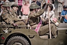 Po 1989 roku przywrócono tradycję przedwojennych świąt. Zostały ustanowione nowe np. 1. i 3. Maja pogodziło Święto Flagi - 2 maja. Zdarzają się lżejsze nuty patriotyczno- kostiumowe (grupa rekonstrukcyjna w mundurach spod Monte Cassino)…