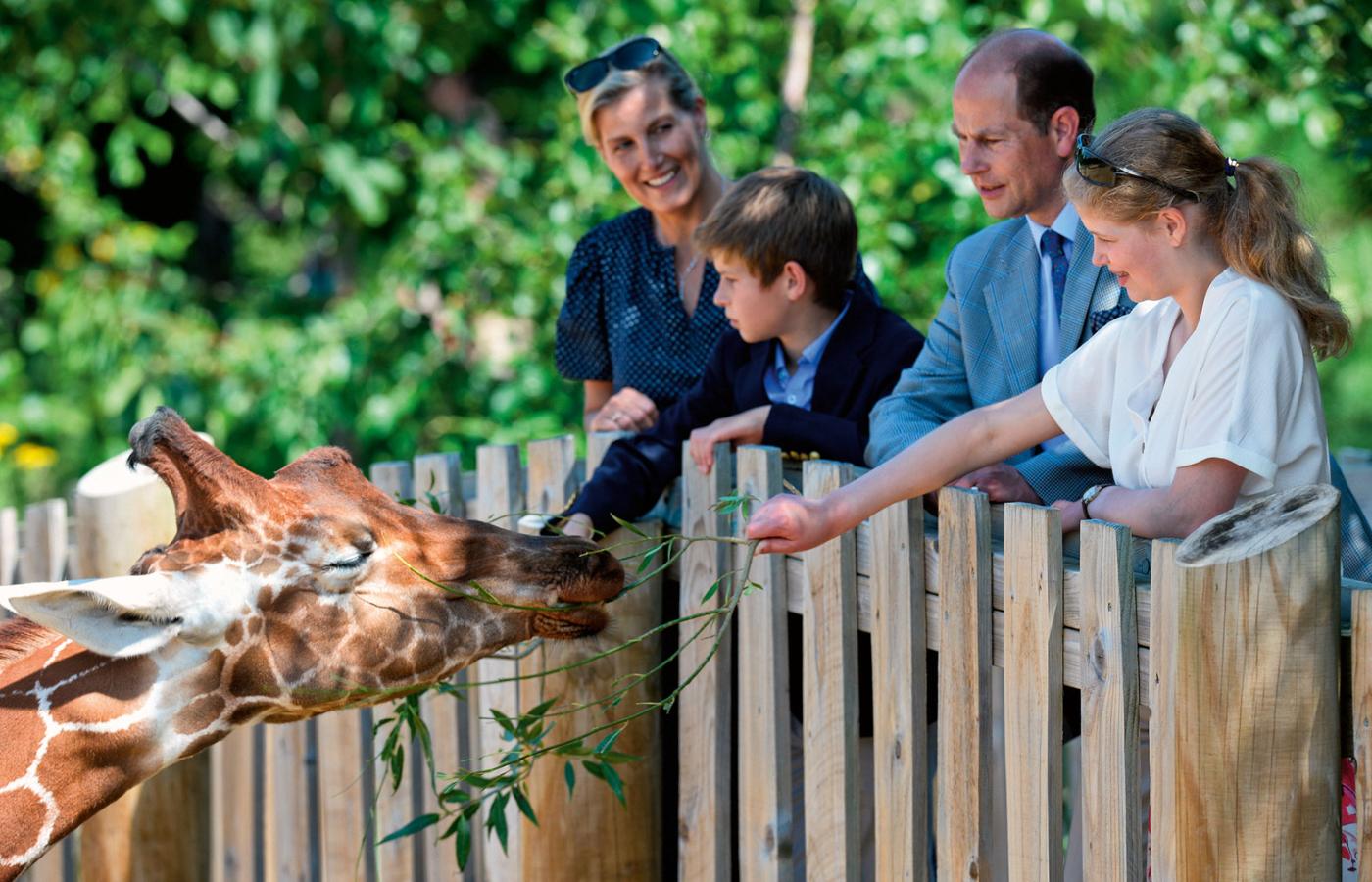 Książę z żoną Sophie i dziećmi Louisą i Jamesem w parku ochrony przyrody w Bristolu, 2019 r.