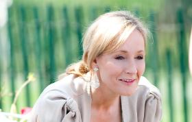 Rowling dopiero w 2008, czyli rok po wydaniu ostatniego tomu swojej serii „Harry Potter i Insygnia Śmierci”, publicznie wyraziła swoje poglądy polityczne – przekazała wtedy brytyjskiej Partii Pracy milion funtów.