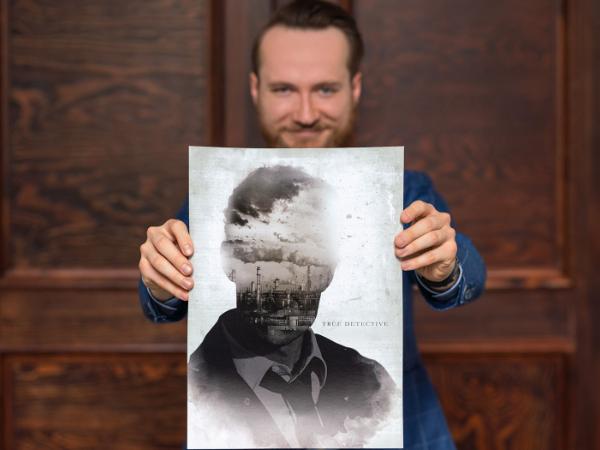 Dawid Junke z plakatem „True Detective” („Detektyw”). Serial został stworzony przez jednego z jego ulubionych serialowych showrunnerów – Nica Pizollatto.