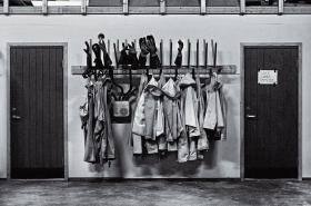 Surowa przyroda wokół i surowe warunki pracy: szatnia i stołówka.