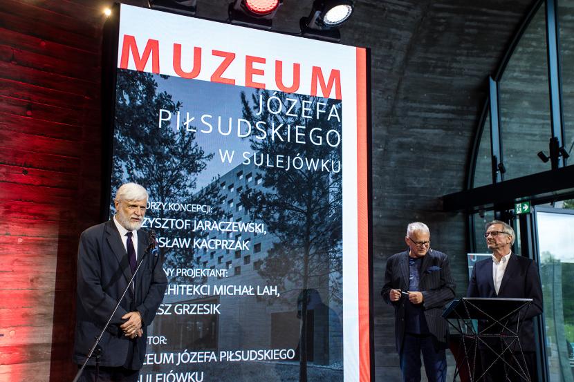 Krzysztof Jaraczewski, autor koncepcji budynku Muzeum Józefa Piłsudskiego w Sulejówku, pierwszy dyrektor muzeum i wnuk marszałka, odbiera wyróżnienie za projekt.