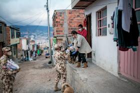 Kwarantanna w Bogocie, żołnierze dostarczający żywność mieszkańcom slumsów.