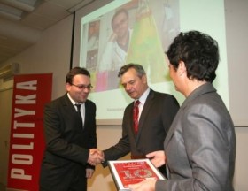 dr Artur Krężel laureat w dzidzinie biotechnologii z red. Ewą Wilk i red. Jerzym Baczyńskim.