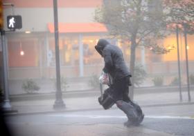 Silny wiatr, deszcz, śnieg - tak Sandy wyglądał z bliska.  Na fot. Atlantic City.
