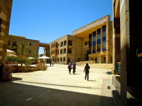 Uniwerystet Amerykański w Kairze. Kairskie uczelnie wyższe opuszczają co roku dziesiątki tysięcy dobrze wykształconych absolwentów.