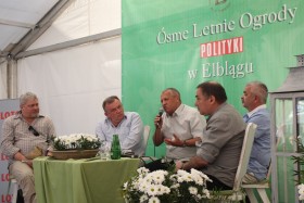 Panel „Prasa niecentralna – lokalność jako wartość”. Dyskutowali (od lewej): Mirosław Pęczak, redaktor naczelny portEl.pl Piotr Derlukiewicz, prof. Wiesław Władyka, Seweryn Blumsztajn oraz Piotr Piotrowicz, naczelny Gazety Jarocińskiej.