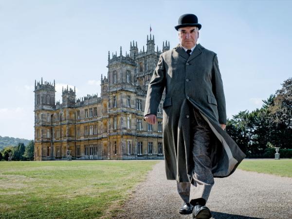 Jim Carter jako kamerdyner Charles Carson w majątku Downton Abbey.