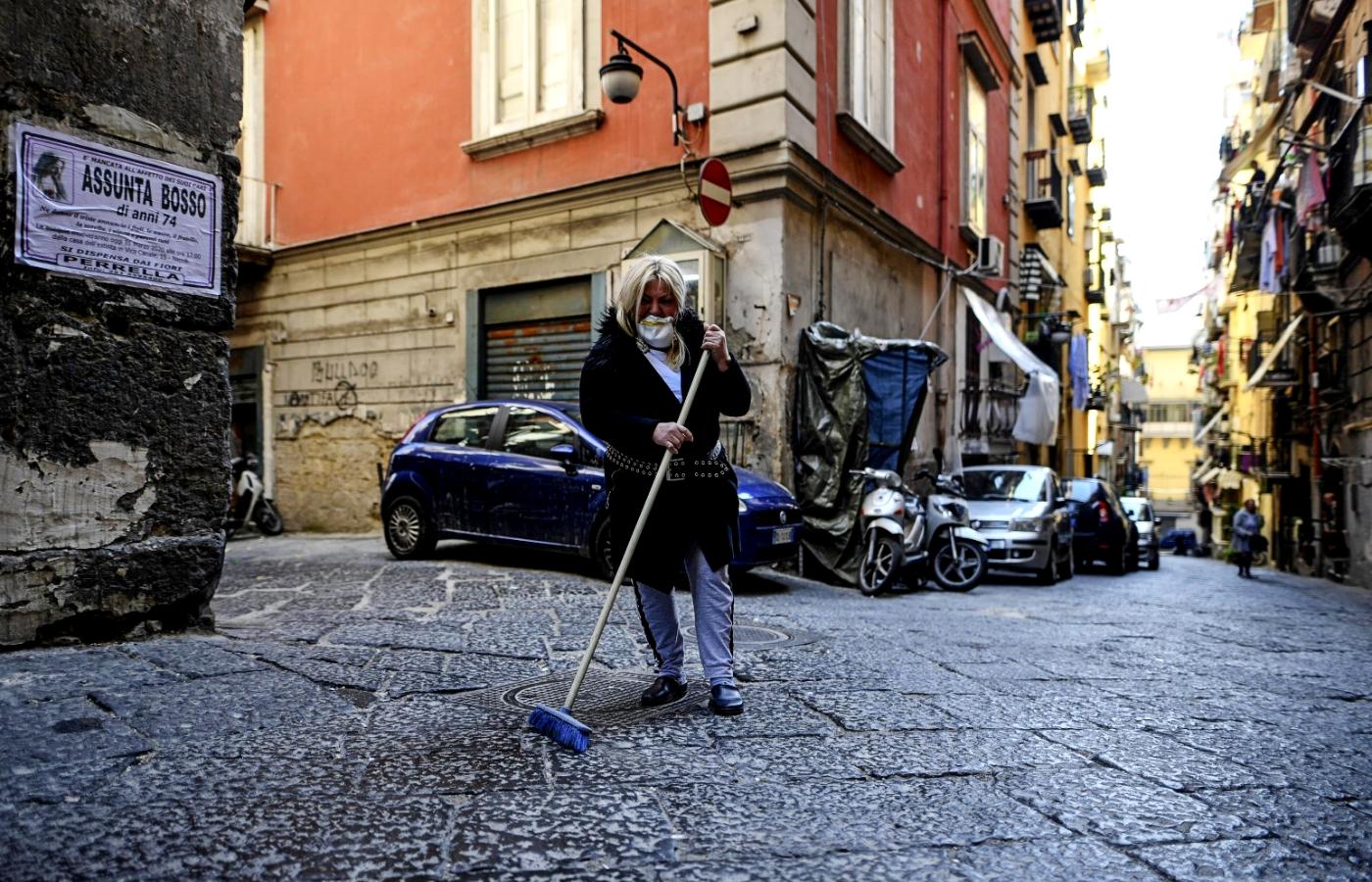 Sprzątanie ulicy w Neapolu podczas epidemii koronawirusa
