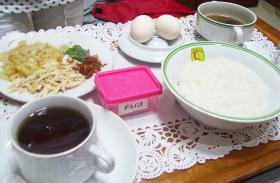 Dżakarta (Indonezja): makaron z kurczakiem, jajka i owsianka ryżowa.