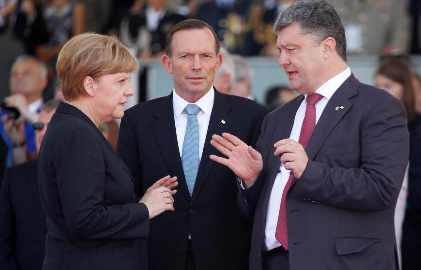 Kanclerz Niemiec Angela Merkel rozmawia z prezydentem Ukrainy Petro Poroszenką oraz australijskim premierem Tonym Abbottem we Francji, 6 czerwca 2014