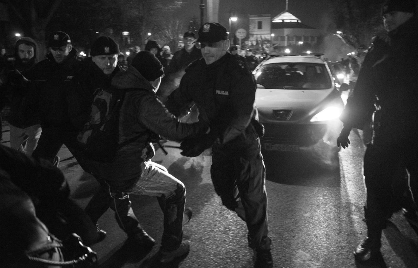 Protestujący starali się zablokować samochody Beaty Szydło i Jarosława Kaczyńskiego wyjeżdżających z Sejmu. Doszło do starć z Policją.