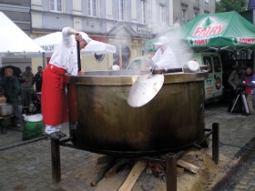 Pomysł władz Raciborza na promocję miasta: ugotować rekordową ilość bigosu (1880 kg).