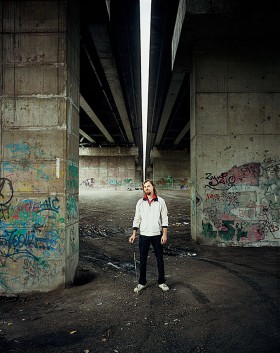 Marcin Doś, Będzin Beat, BędzinAnimator życia kulturalnego na Śląsku i Zagłębiu pozuje do zdjęcia pod mostem w Bytomiu. Propagator turbogolfa i wycieczek po terenach industrialnych. Redaktor subiektywnego przewodnika po Śląsku 'Indunature'.