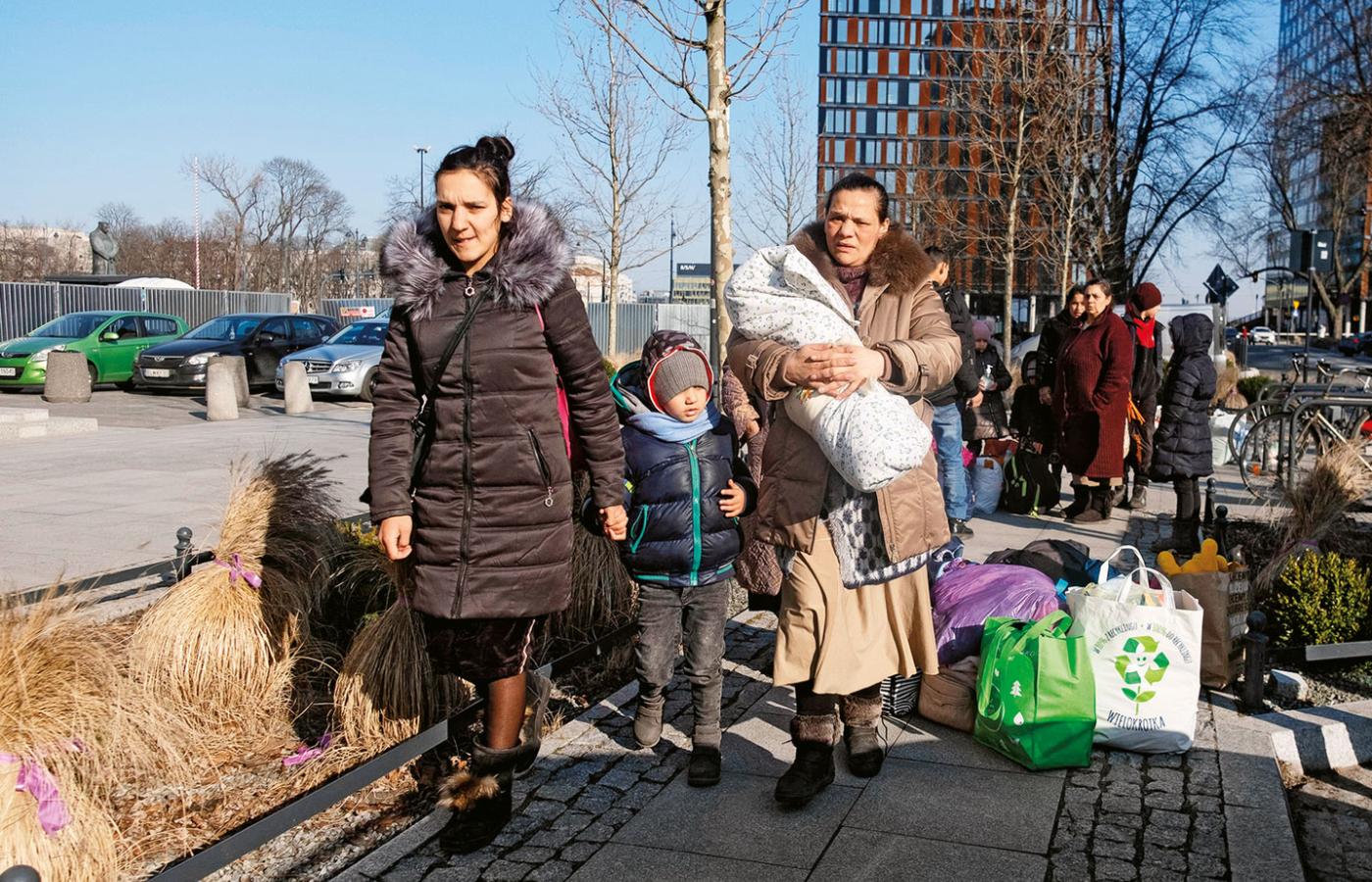 Romskie uchodźczynie z okolic Kijowa w drodze do punktu recepcyjnego w Łodzi.