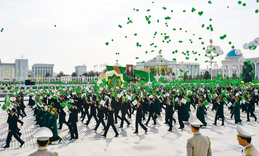 Władza ogłosiła, że kraj osiągnął już stan potęgi, dobrobytu i rozkwitu (obchody październikowego święta narodowego w Aszchabadzie).