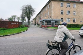 Aleja Wojska Polskiego, prowadząca do siedziby 16 Batalionu Zmechanizowanego (dawniej JW 1475) w Morągu