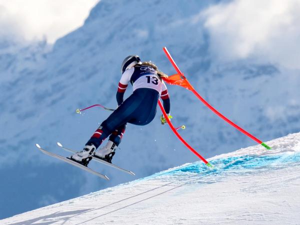 Amerykanka Lindsey Vonn wypadła z trasy i odniosła poważną kontuzję podczas olimpijskiego zjazdu w Cortinie d’Ampezzo. 8 lutego 2026 r.