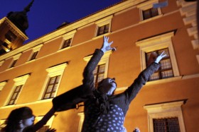 Warszawa była czwartym , po Santiago de Chile, Guernice i Dubrowniku, miastem w którym odbyła się akcja (w 2009 roku).  Wiersze w dwóch wersjach językowych spadły na Rynek Starego Miasta i Krakowskie Przedmieście.