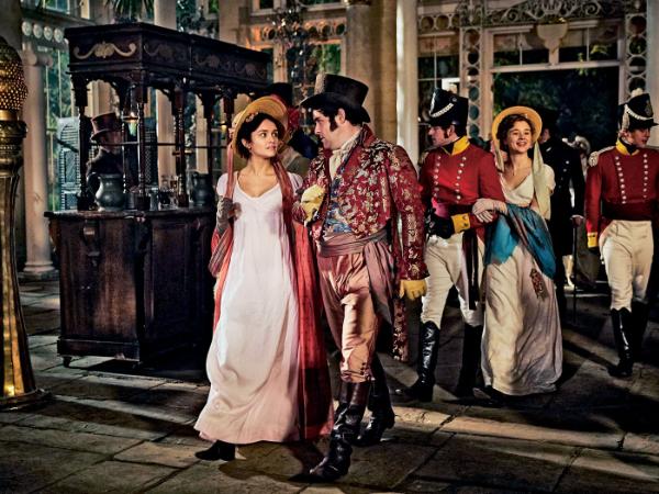 Olivia Cook (pierwsza z lewej) wyróżnia się w roli Becky.