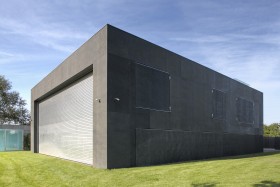 Dom bezpieczny pod Warszawą (KWK Promes, 2009). Najbardziej radykalny z serii niekonwencjonalnych projektów domów jednorodzinnych, zaprojektowanych w ostatniej dekadzie przez Roberta Koniecznego.