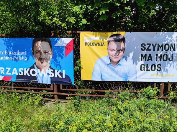 Plakaty Rafała Trzaskowskiego i Szymona Hołowni z wyborów prezydenckich w 2020 r.