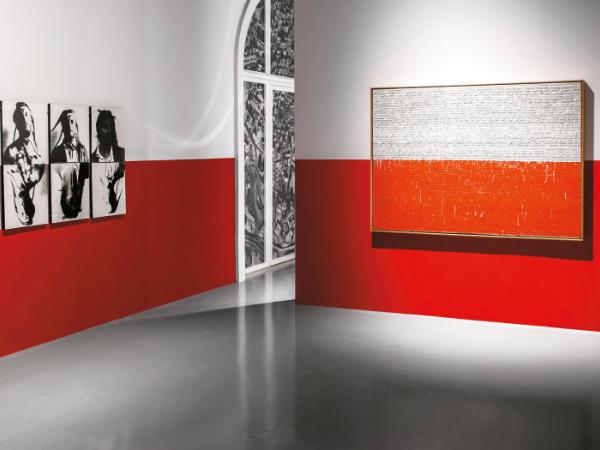 Włodzimierz Pawlak, „Polacy formują flagę narodową”, 1989 r. Po lewej: Zbigniew Bajek, „Sceny z drogi”, 1982–84 r.