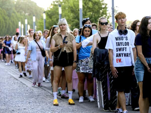 Fani przed Stadionem Narodowym w Warszawie, 1 sierpnia 2024 r.
