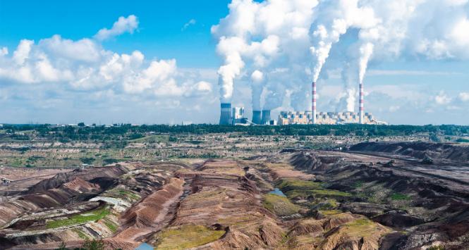 Elektrownia i kopalnia węgla kamiennego w Bełchatowie.