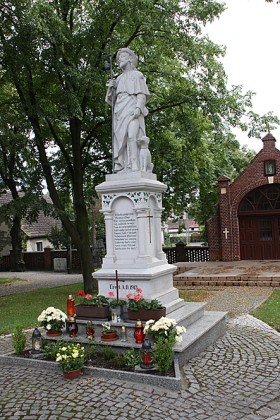 Dobrzeń Wielki koło Opola, figura św. Rocha w stroju pielgrzyma przed kościołem którego patronem jest ten święty. Wieś leży na Via Regia św. Jakuba