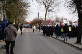 Widok ogólny. W oddali marsz narodowców z flagami z falangami Obozu Narodowo-Radykalnego. Po prawej otoczona policją demonstracja Obywateli RP.