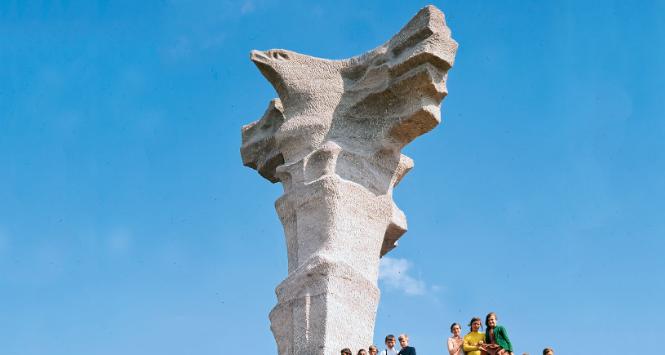 Pomnik postawiony w latach 70. dla uczczenia zwycięstwa Mieszka I w Cedyni w 972 r. nad margrabią Marchii Łużyckiej Hodonem. Wygrana dała mu kontrolę nad szlakiem Odry.