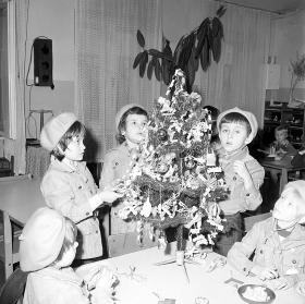 Radosne przygotowania. Zuchy dekorują choinkę zrobionymi przez siebie ozdobami. 1977 r.