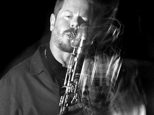 Wybitny amerykański saksofonista, klarnecista i improwizator Ken Vandermark na dobre wpisał się w polskie grafiki koncertowe. I bynajmniej nie oznacza to nachalności i rutyny. Fot. Seth Tisue, CC by SA