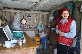 Pani Genowefa i jej prowizoryczna kuchnia, ponieważ gotowanie w kontenerze jest zabronione.