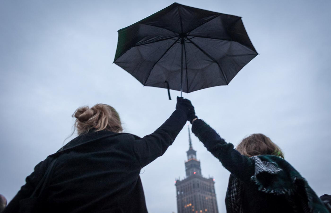 Parasol, symbol kobiecej rewolucji