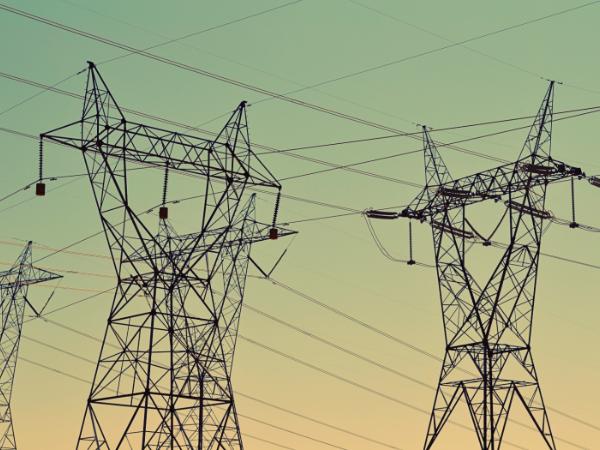 Szef Sztabu Generalnego WP gen. Wiesław Kukuła i prezes Polskich Sieci Elektroenergetycznych Grzegorz Onichimowski podpisali w środę porozumienie o współpracy energetyków i wojska przy zapewnieniu bezpieczeństwa infrastruktury krytycznej krajowego systemu energetycznego (KSE)