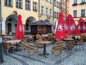 Jelenia Góra, jako miasto żyjące z turystyki, stara się o swój rynek dbać.  W mieście przybywa jednak galerii handlowych, które skutecznie wysysają ludzi ze śródmieścia.