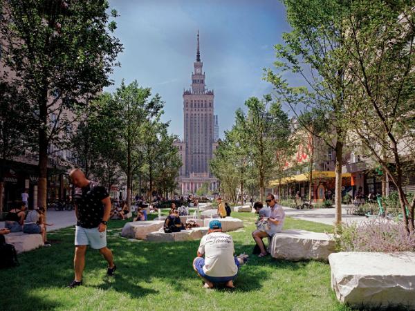 Warszawska ul. Złota zamieniona w zielony deptak