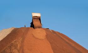 W Chile (światowy lider produkcji miedzi) firmy produkujące ponad 50 tys. ton miedzi płacą podatek w wysokości 5–14 proc. zysku.